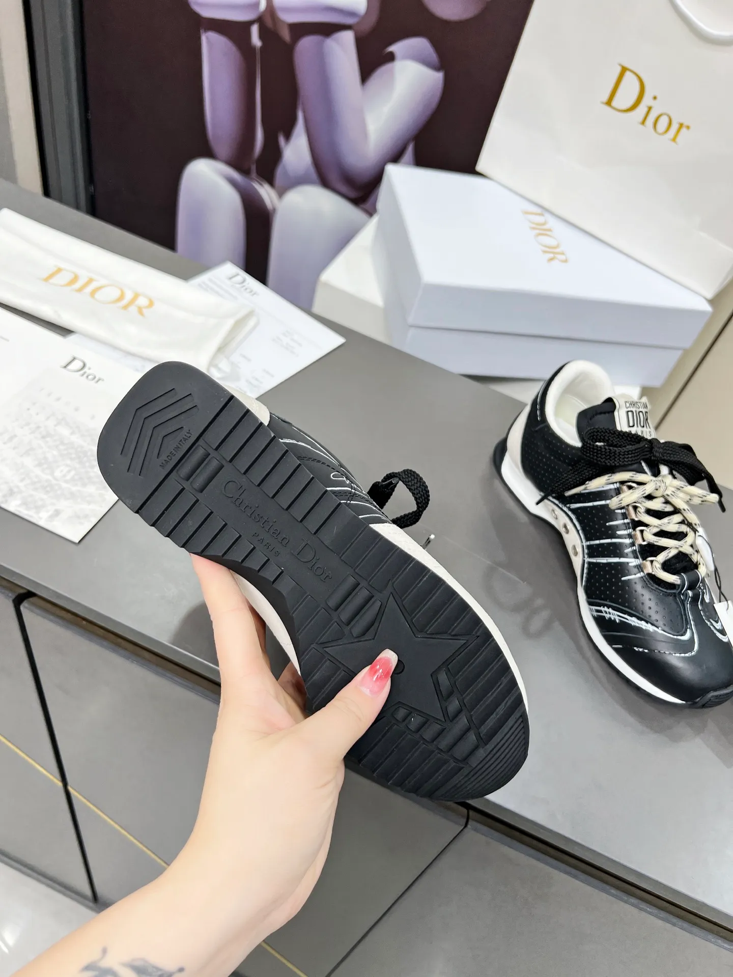 Black men's shoes 💰540 This D-Sketch sneaker is a new product of the 2025 spring and summer ready-to-wear series❤️‍🔥❤️‍🔥❤️‍🔥❤️‍🔥, highlighting the classic retro aesthetics. Crafted from gold-toned crinkled sheepskin and gold-toned laminated calfskin 🌹🌹🌹, it features beige suede calfskin panels and double laces. The side is decorated with a handwritten Christian Dior Men's Shoes 💰aris logo🎆🎆🎆, while the heel and tongue are embellished with Christian Dior Men's Shoes 💰aris logo panels and plaques. Paired with two-color thin rubber soles, they look more refined. Size: 35~41 (men’s model is currently available). Color: black, white, gold, silver.